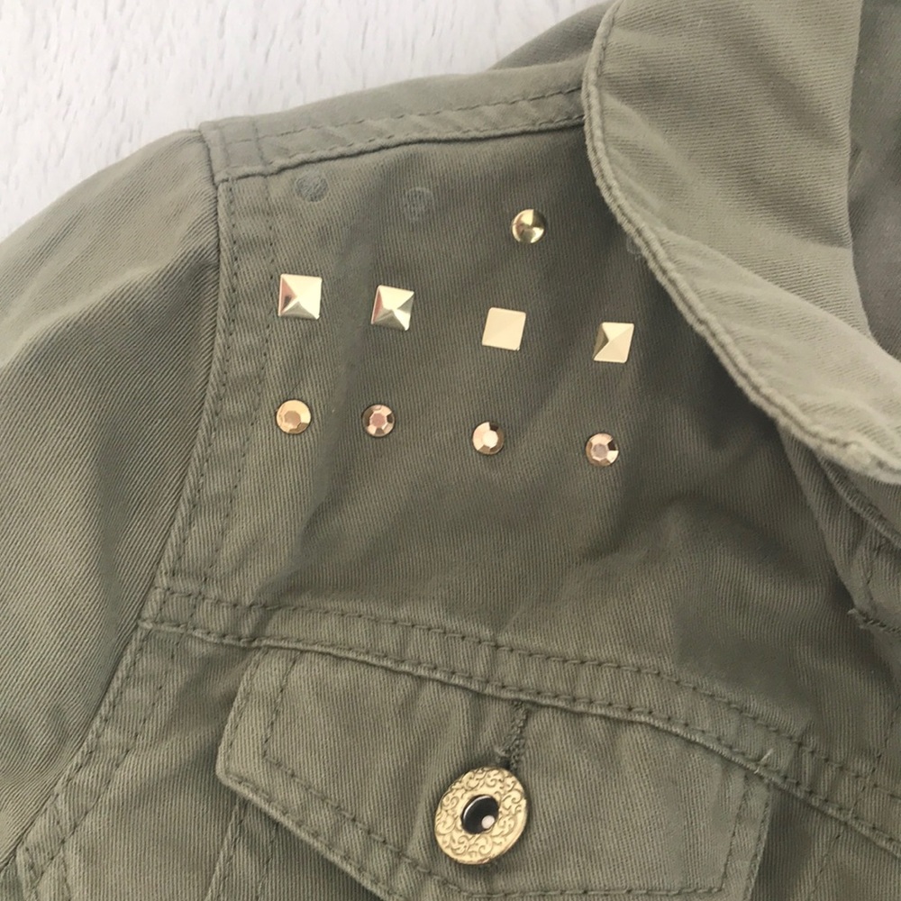 A green jacket - Picture 2 of 4